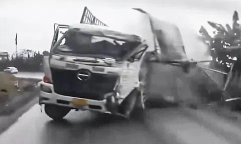 Xe tải mất lái, lật ngang trên đèo Đá Trắng