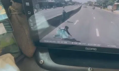 Người đàn ông bất ngờ lao vào xe bồn đang chạy ở TP.HCM