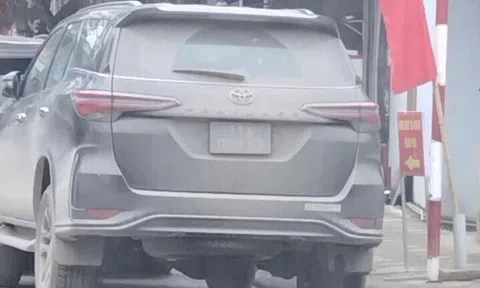 Người dân ghi hình xe biển xanh đỗ sai, bùn đất che biển gửi CSGT