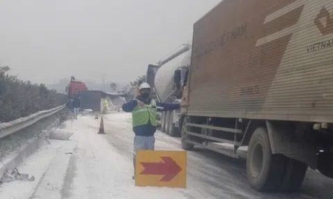 Lật xe đầu kéo trên cao tốc Nội Bài - Lào Cai