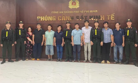 Kinh hoàng đường dây xăng A95 giả ở Tp.HCM: Pha dung môi ngay trong bồn, bán giá xăng thật