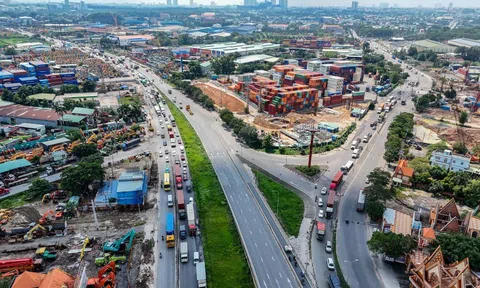 Phân làn cho ô tô đi hai chiều trên cầu vượt Tân Vạn, giảm kẹt xe thi công vành đai 3