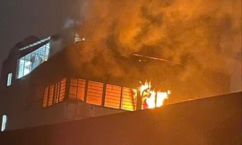 Nhà trọ 8 tầng ở Hà Nội cháy dữ dội