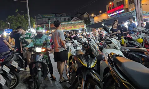 'Cát cứ' vỉa hè, lòng đường trước chợ Hạnh Thông Tây giữ xe trái phép