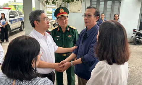 Phó bí thư Thành ủy TP.HCM Nguyễn Phước Lộc thăm hỏi người thân nạn nhân vụ cháy nhà đường Tô Ký