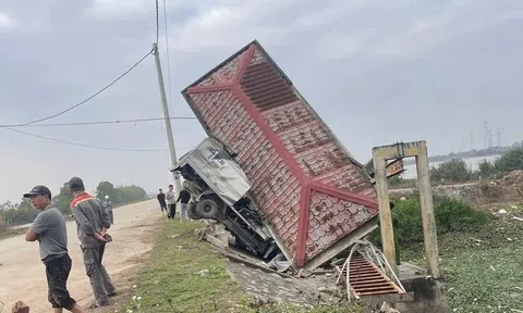 Xe tải tập lái tông vào thành cầu, thầy dạy lái tử vong