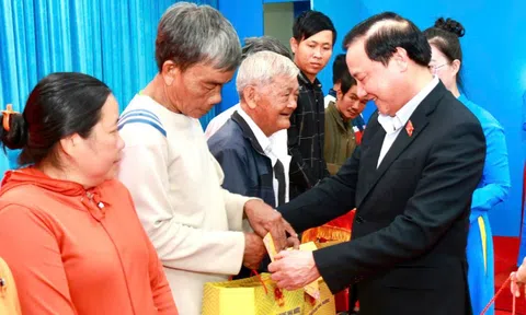 Phó thủ tướng Nguyễn Chí Dũng, Phó chủ tịch Quốc hội Nguyễn Khắc Định trao quà Tết cho người nghèo