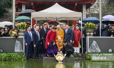 Chủ tịch nước cùng kiều bào tiêu biểu thả cá chép tại hồ Hoàn Kiếm