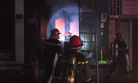 Cháy nhà ở TP.HCM lúc rạng sáng, cảnh sát giải cứu 4 người