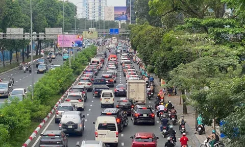 Giáp Tết, trung tâm TP.HCM và cửa ngõ sân bay ùn ứ từ sáng đến chiều