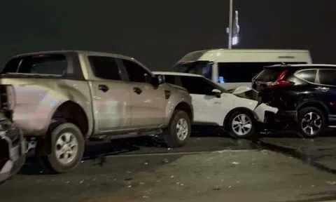 Tai nạn liên hoàn trên cầu Nhật Tân, hướng đi sân bay Nội Bài ùn tắc