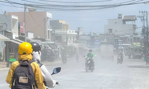 Dân kêu đường Lò Lu 'bụi quá', chủ đầu tư bị phê bình, sẽ thảm nhựa trước Tết