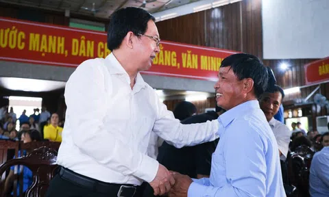 Phó thủ tướng Hồ Quốc Dũng thăm bà con vùng rốn lũ Tuy Phước