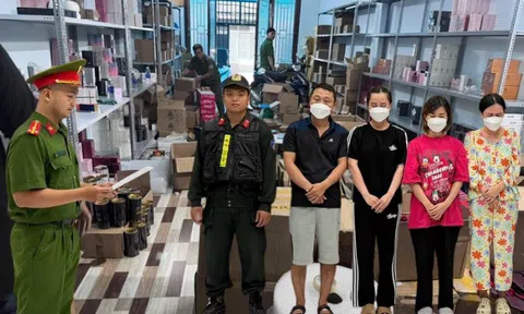 Các tổ công tác đồng loạt khám xét nhiều kho hàng, bắt giữ bà chủ Lê Thị Kim Tuyến và 3 người