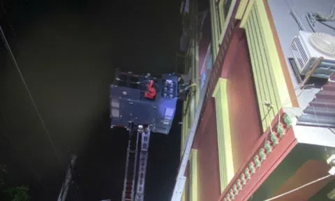 Cứu 15 người thoát khỏi đám cháy quán cà phê ở Hà Nội