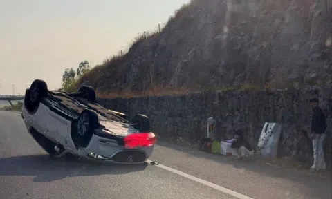 Mất lái, ôtô 'lấm lưng trắng bụng' trên cao tốc Phan Thiết - Dầu Giây