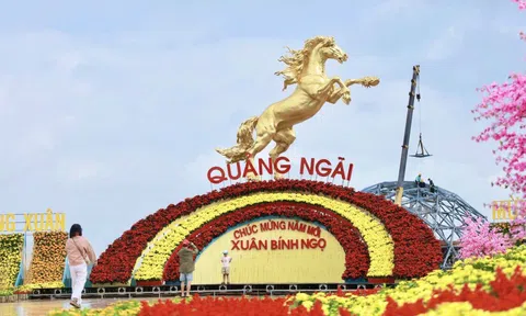 Ngắm linh vật ngựa dát vàng ở Quảng Ngãi