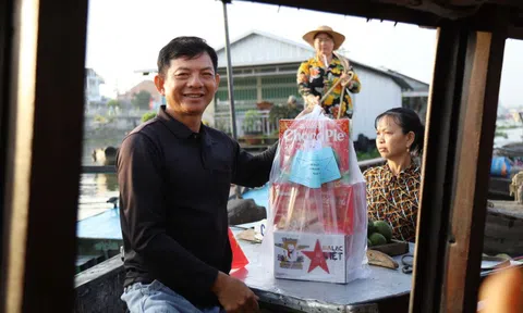 Tờ mờ sáng, thương hồ chợ nổi Cái Răng bất ngờ nhận quà Tết của thành phố