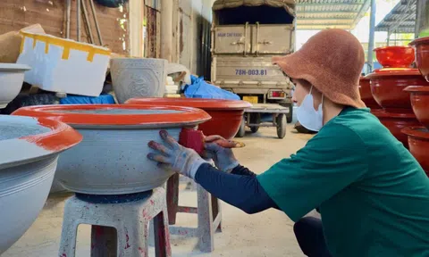 Cận Tết, làng đúc chậu cảnh ở Phú Yên cũ tất bật ngày đêm, xưởng chạy hết công suất