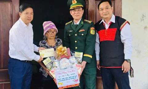 Bí thư Tỉnh ủy Đắk Lắk thăm, tặng quà Tết gia đình chính sách tại Buôn Đôn