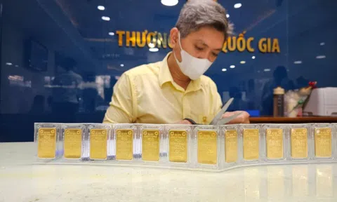 Giá vàng hôm nay 8.2: SJC vọt lên 179,3 triệu, thế giới sát mốc 5000 USD