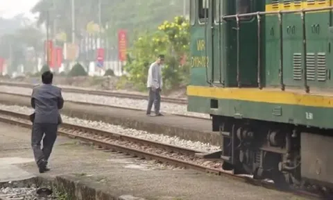 Băng qua mũi tàu hỏa, người đàn ông thoát nạn trong gang tấc