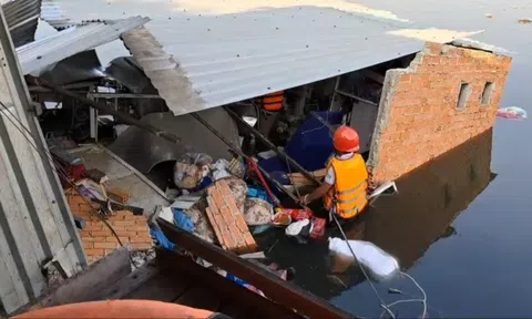 Sập nhà ven sông TP.HCM, hai người bị thương