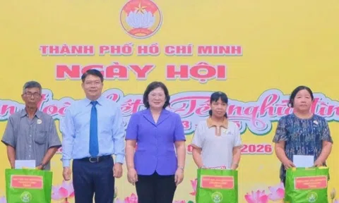 Phó bí thư Văn Thị Bạch Tuyết dự ngày hội 'Xuân đoàn kết - Tết nghĩa tình' tại xã Bình Chánh