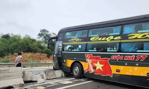 Khách hoảng loạn khi xe mất lái, lao vào dải phân cách cao tốc