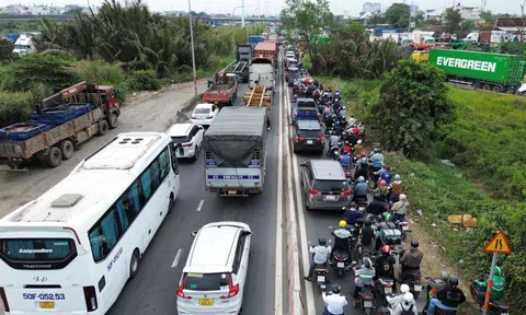 Cửa ngõ phía Đông TP.HCM đang kẹt xe nghiêm trọng