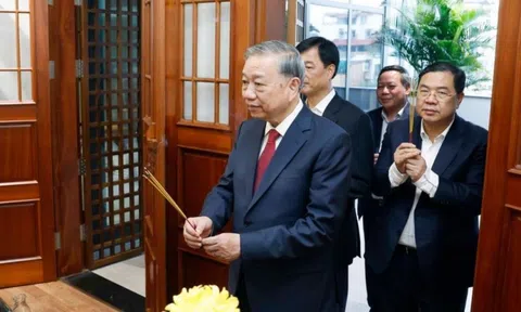 Tổng Bí thư thắp hương tưởng nhớ các đồng chí nguyên lãnh đạo