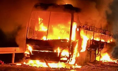 Xe khách qua Đắk Lắk cháy trơ khung, hành khách kịp tháo chạy