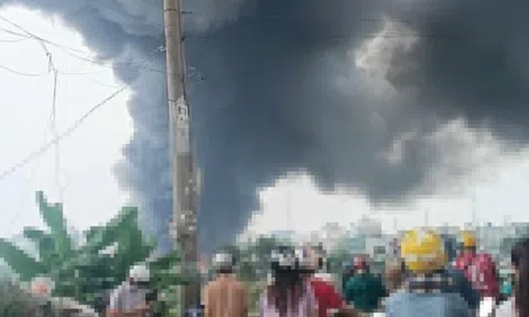 Lửa khói ngùn ngụt ở kho phế liệu tại TP.HCM