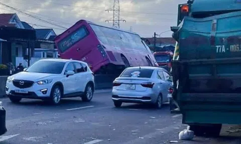 Sau va chạm, xe khách lao lên dải phân cách