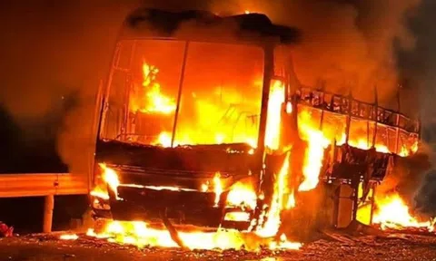 Xe giường nằm cháy dữ dội, 34 khách thoát nạn