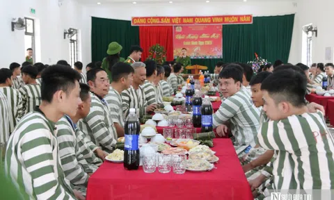 Xúc động bữa cơm tất niên đặc biệt của những người lầm lỗi