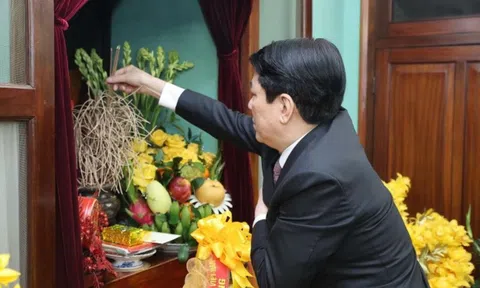 Chủ tịch nước dâng hương tưởng nhớ Chủ tịch Hồ Chí Minh tại Nhà 67