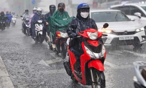 TP.HCM mưa dông trái mùa cận Tết