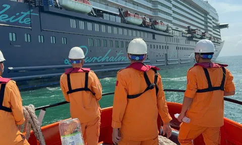 Vượt sóng cứu hành khách Đức gặp tai nạn trên tàu du lịch hạng sang