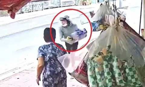 Cụ ông giằng co quyết liệt với kẻ cướp bia tại tiệm tạp hóa ở TP.HCM