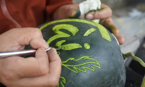 Khắc dưa hấu chưng Tết, kiếm 4 - 5 triệu đồng mỗi ngày