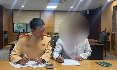 Phạt 23 triệu đồng tài xế ôtô buộc cành đào che biển số