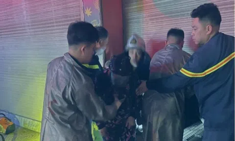 Cứu 3 người kẹt trong vụ cháy lúc rạng sáng