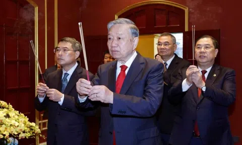 Tổng Bí thư dâng hương tại Hoàng thành Thăng Long và Di tích nhà 67