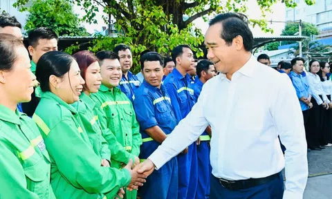 Chủ tịch UBND TP.HCM thăm công nhân môi trường, chúc Tết Becamex