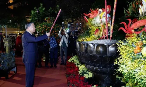 Tổng Bí thư Tô Lâm dâng hương tại tượng đài Vua Lý Thái Tổ