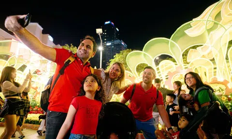 Người dân đổ về trung tâm các thành phố lớn chờ đón thời khắc giao thừa