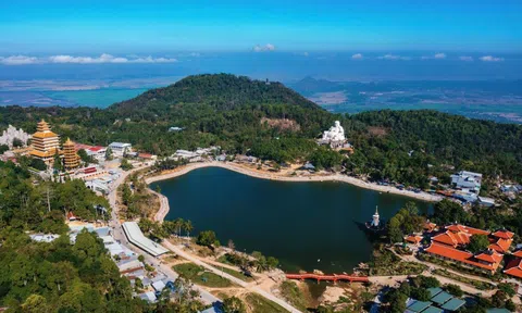 Xuân chạm đỉnh trời Núi Cấm