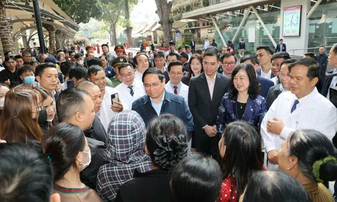 Thủ tướng Phạm Minh Chính thăm, chúc Tết, động viên y bác sĩ và người bệnh