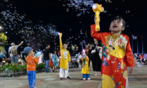 Người dân TP.HCM đổ về trung tâm chờ khoảnh khắc giao thừa